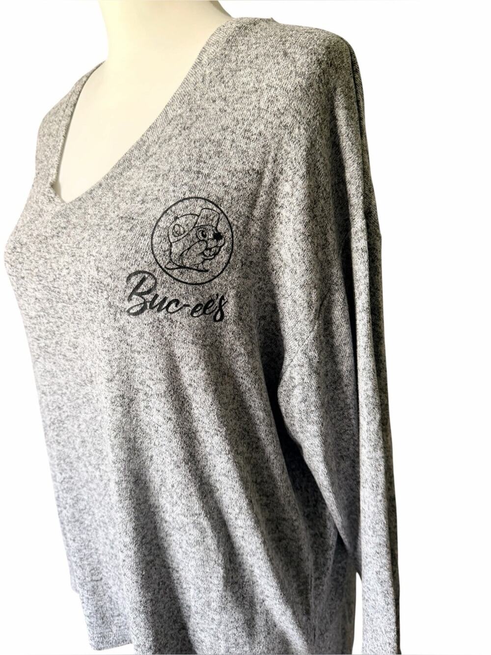Buc-ee’s Women’s V-neck top Gray Long Sleeve Medium